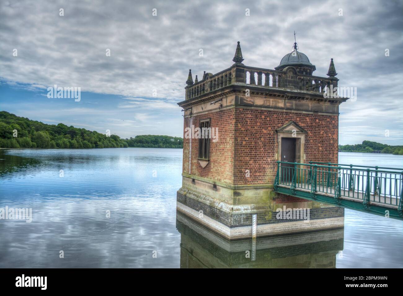 Immagine HDR della formazione di nubi sulla torre di prelievo presso il lago artificiale di Swhyland nel Leicestershire Foto Stock