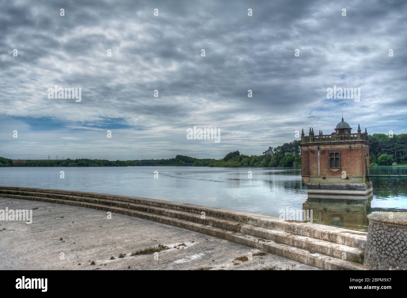 Immagine HDR della formazione di nubi sulla torre di prelievo presso il lago artificiale di Swhyland nel Leicestershire Foto Stock