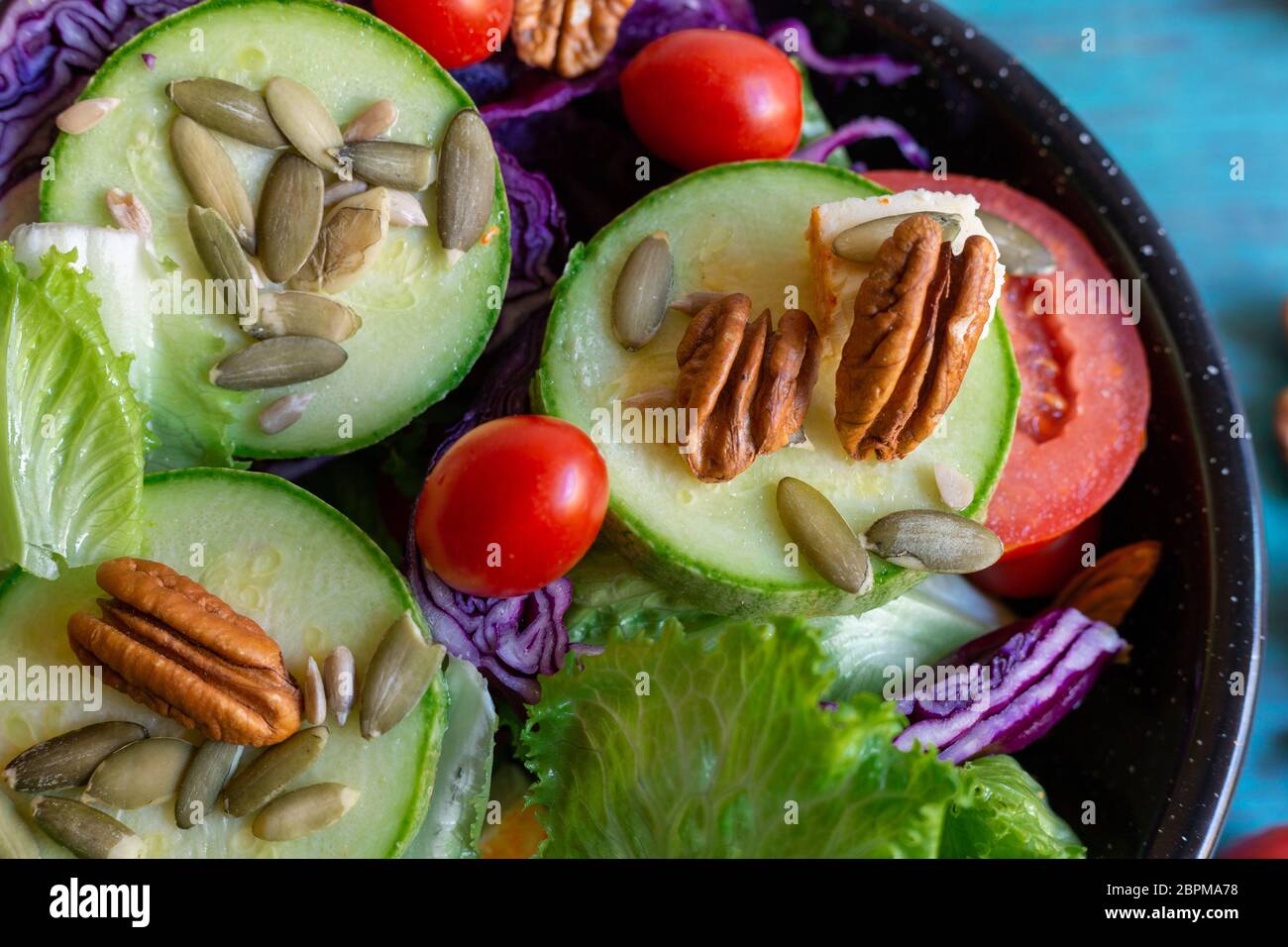 Insalata verde con pomodoro dolce, colori brillanti per persone in forma e che mangiano nutriente Foto Stock