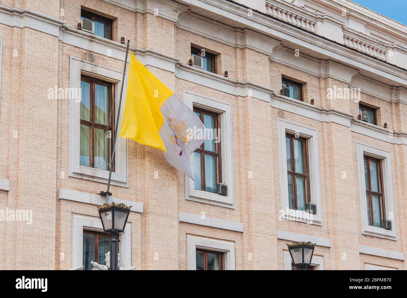 Bandiera in Piazza San Pietro da Roma al Vaticano in Italia Foto Stock