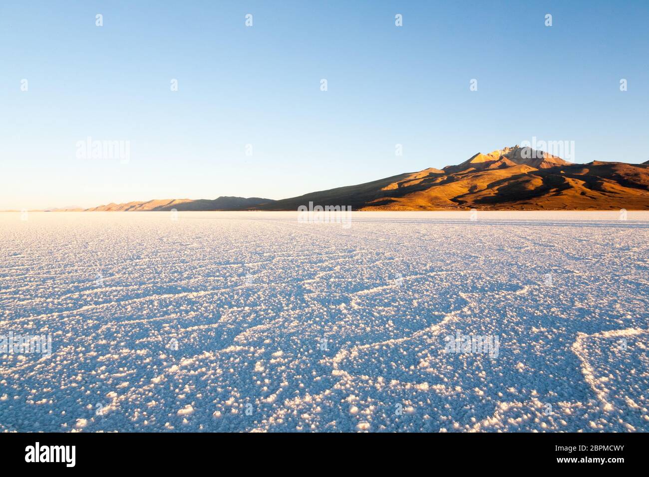 Salar de Uyuni, Bolivia. Più grande distesa di sale nel mondo. Paesaggio boliviano. Cerro Tunupa view Foto Stock