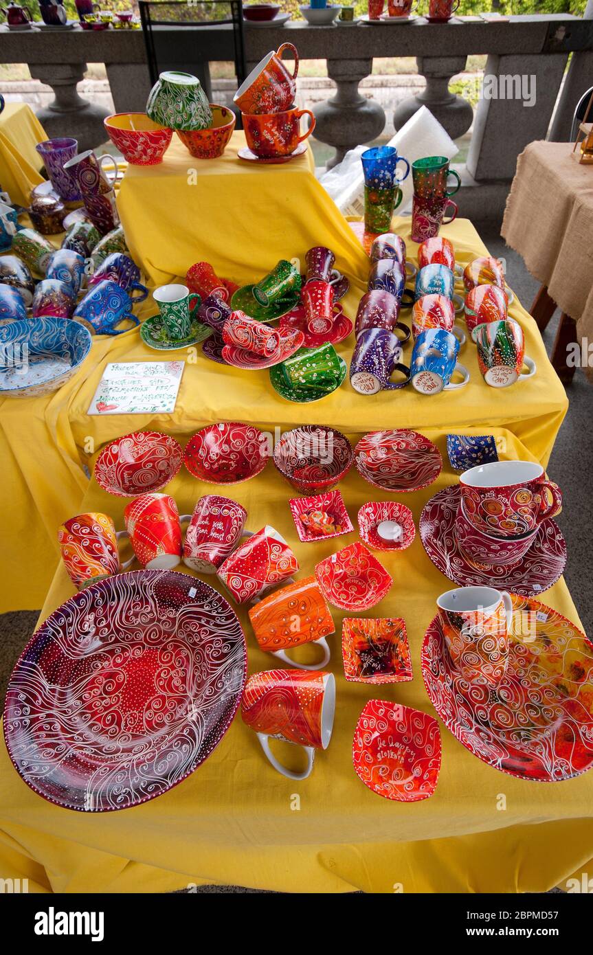 Bicchieri e piatti tradizionali dipinti in vendita al mercato di Lubiana,  Slovenia Foto stock - Alamy