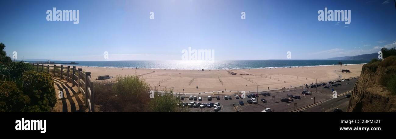 Santa Monica state Beach con vista panoramica sull'enorme spiaggia di sabbia nella città di Santa Monica, sull'Oceano Pacifico in California, USA Foto Stock