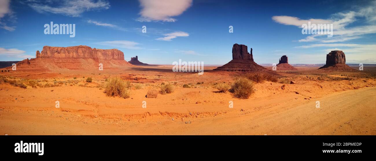 Vista panoramica sulla Monument Valley sull'altopiano del Colorado all'interno della Riserva della Nazione Navajo con le famose buttes e Sentinel Mesa Foto Stock