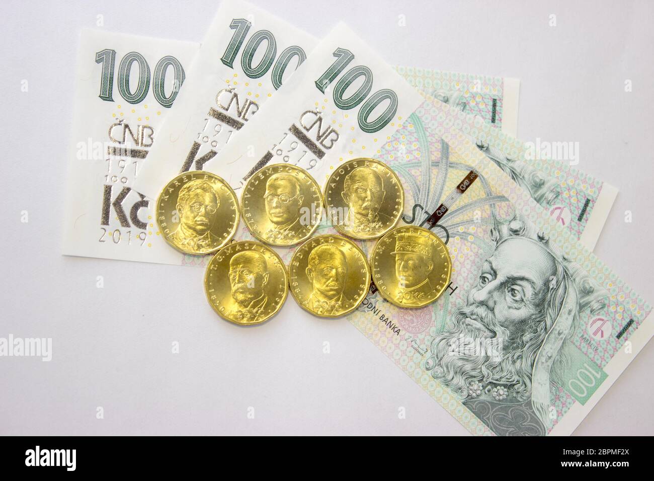 Un centinaio di anni della corona ceca. La Banca centrale ha rilasciato una  banconota hunderd e venti monete di corona con ritratti di TG Masaryk, M.  R. Stefanik Foto stock - Alamy