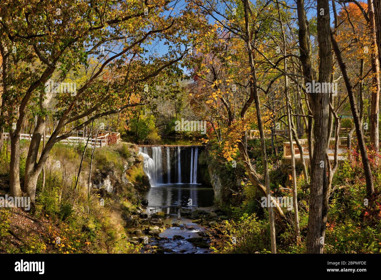 Cedar Cliff Falls su Massie Creek. Autunno. Peterson Park, riserva indiana di tumuli, Cedarville, Ohio, Stati Uniti. Elaborazione di foto HDR (High Dynamic Range). Foto Stock