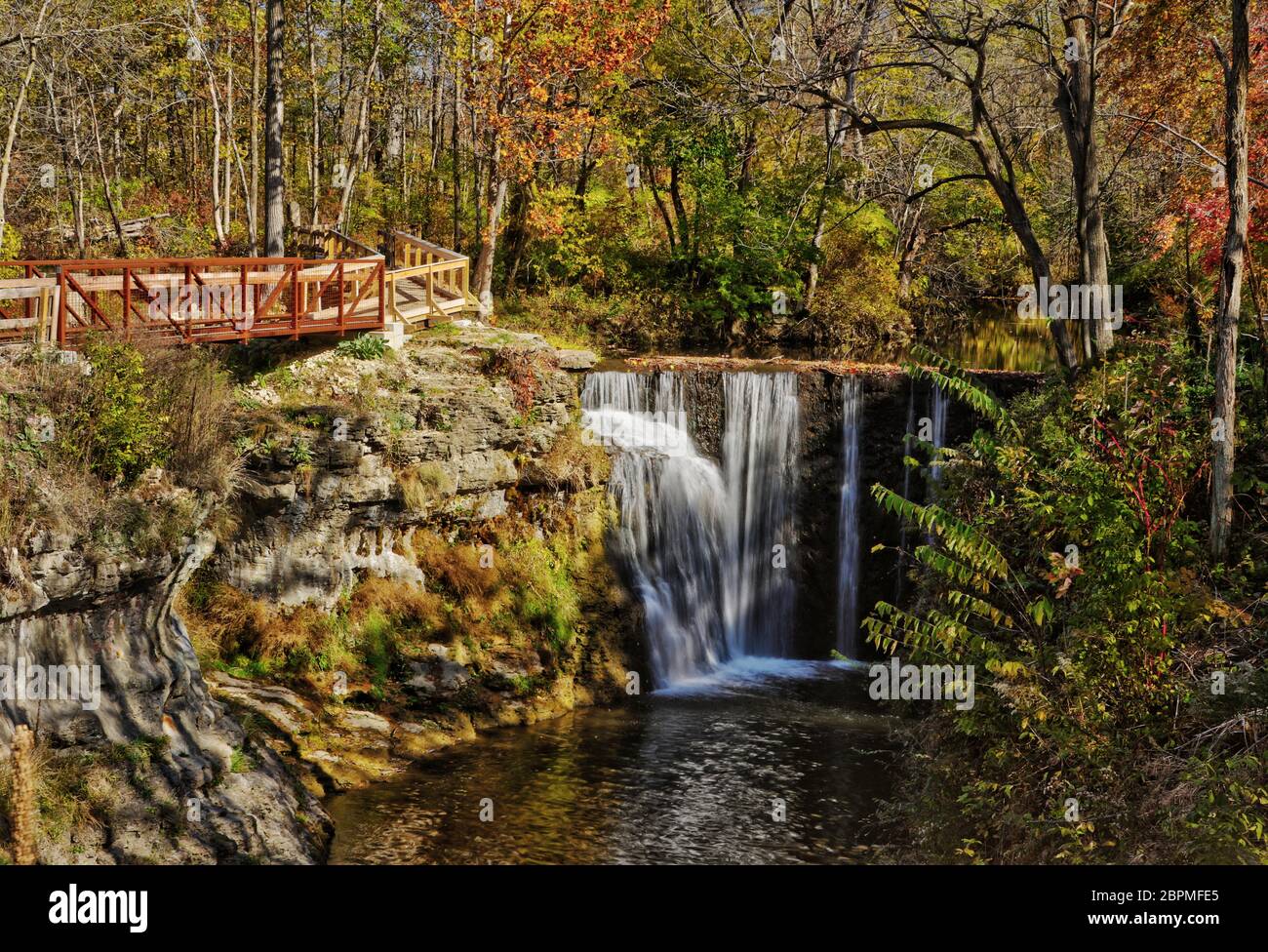 Cedar Cliff Falls su Massie Creek. Autunno. Peterson Park, riserva indiana di tumuli, Cedarville, Ohio, Stati Uniti. Elaborazione di foto HDR (High Dynamic Range). Foto Stock
