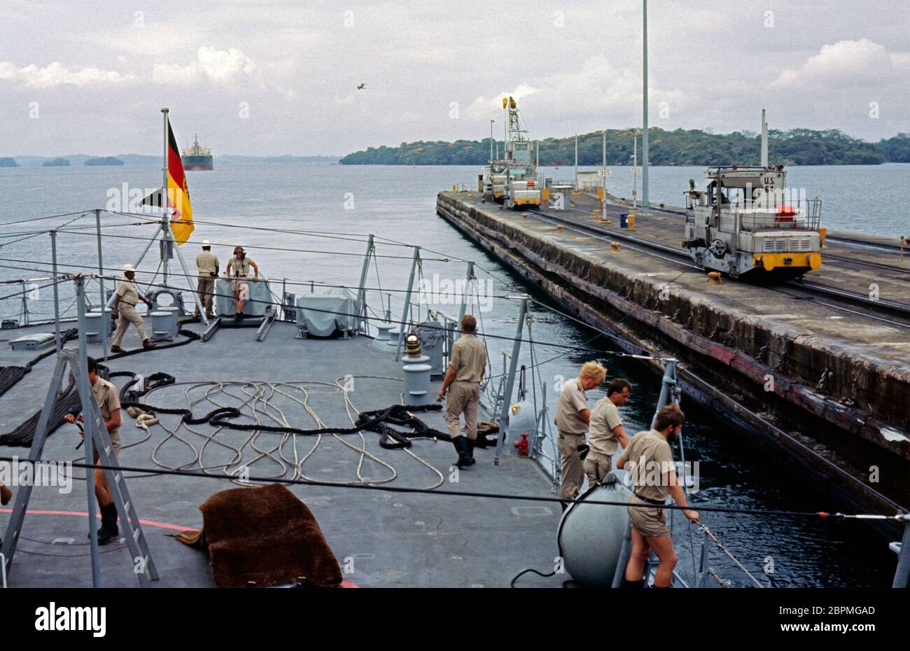 Nave di addestramento Deutschland lasciando canale di Panama, 08 maggio 1982, serrature di Gatun, Gatun, Panama Foto Stock