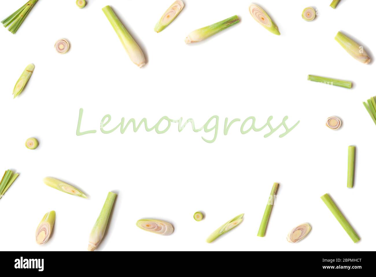Verde fresco fette alla citronella con copia spazio isolato su sfondo bianco. Foto Stock