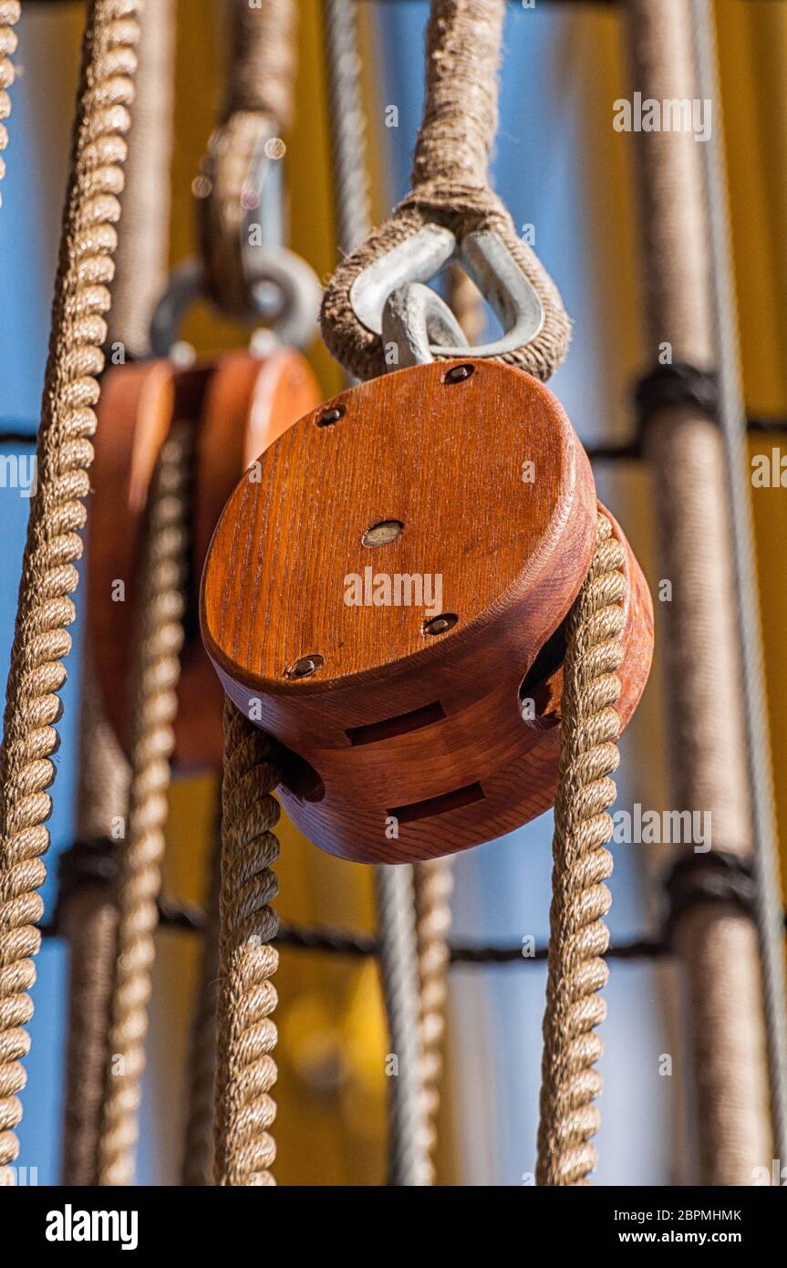 blocco con corda su una nave a vela Foto Stock