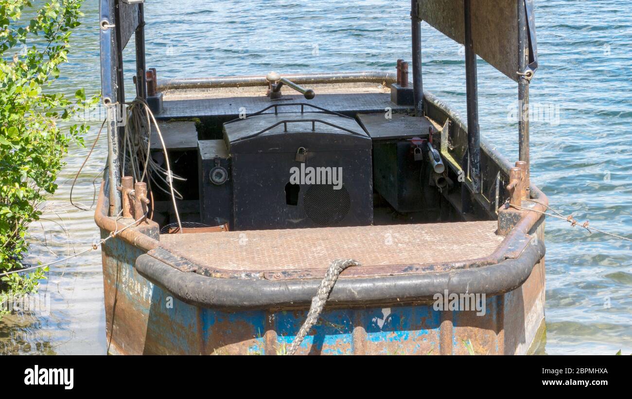 Nave da lavoro su un laghetto di cava Foto Stock