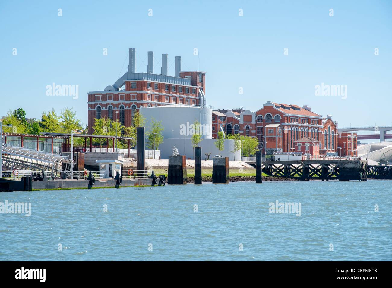 La centrale elettrica Tejo era una centrale termoelettrica. Dopo la chiusura nel 1975, nel 1990 opend le sue porte come Museo dell'elettricità. Vista da una barca Foto Stock