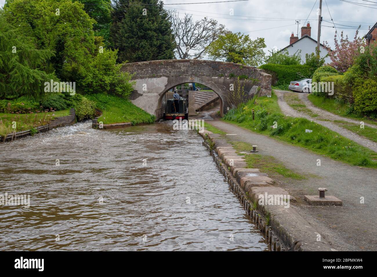 Grindley Brook Bridge No 28 con una chiusa adiacente al canale. Un narrowboat entra nel blocco. Foto Stock