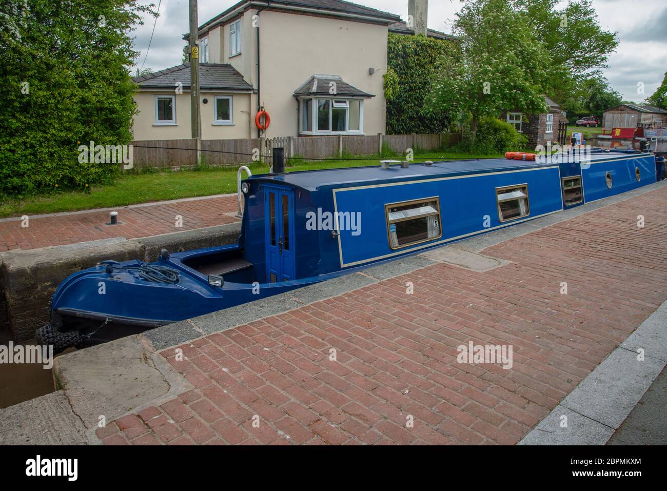 narrowboat blu nella camera di blocco superiore del Grindley Brook Staircase Lock sul canale Llangollen. Foto Stock