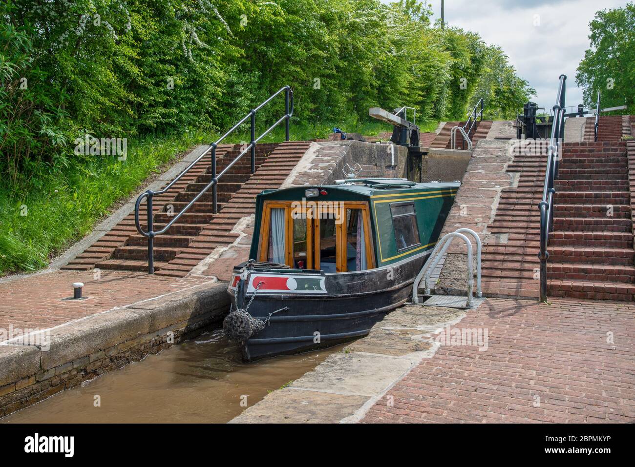 Il narrowboat verde lascia la camera di blocco centrale del Grindley Brook Staircase Lock sul canale Llangollen. Foto Stock