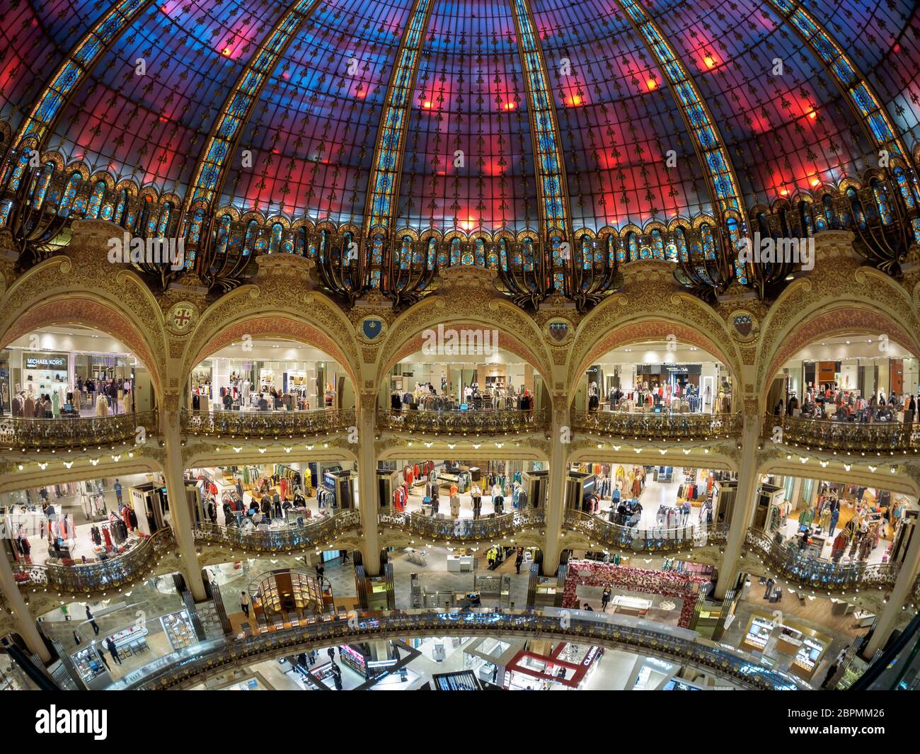 Parigi, Francia - Marzo 20 2019. Vista sulla cupola delle Galeries Lafayette Paris Haussmann. Foto Stock