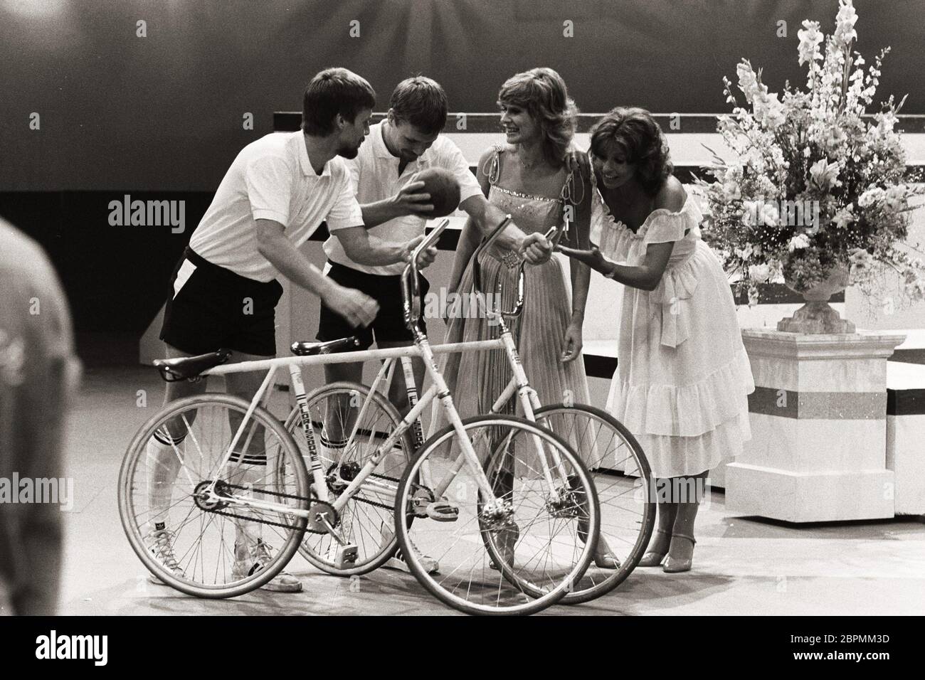 Die Glücksspirale - 1983 agosto - Die Radball Weltmeister Andreas Steinmeier und Thomas Steinmeier während der Glücksspirale im 1983 agosto. Foto Stock