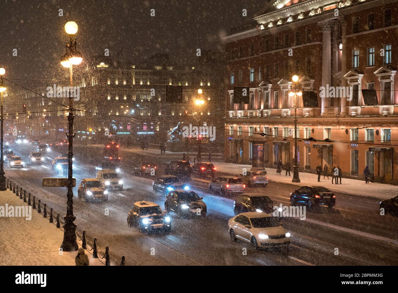 San Pietroburgo, Russia - Marzo 19 2018. Nevicate notturne sulla prospettiva Nevsky. Foto Stock