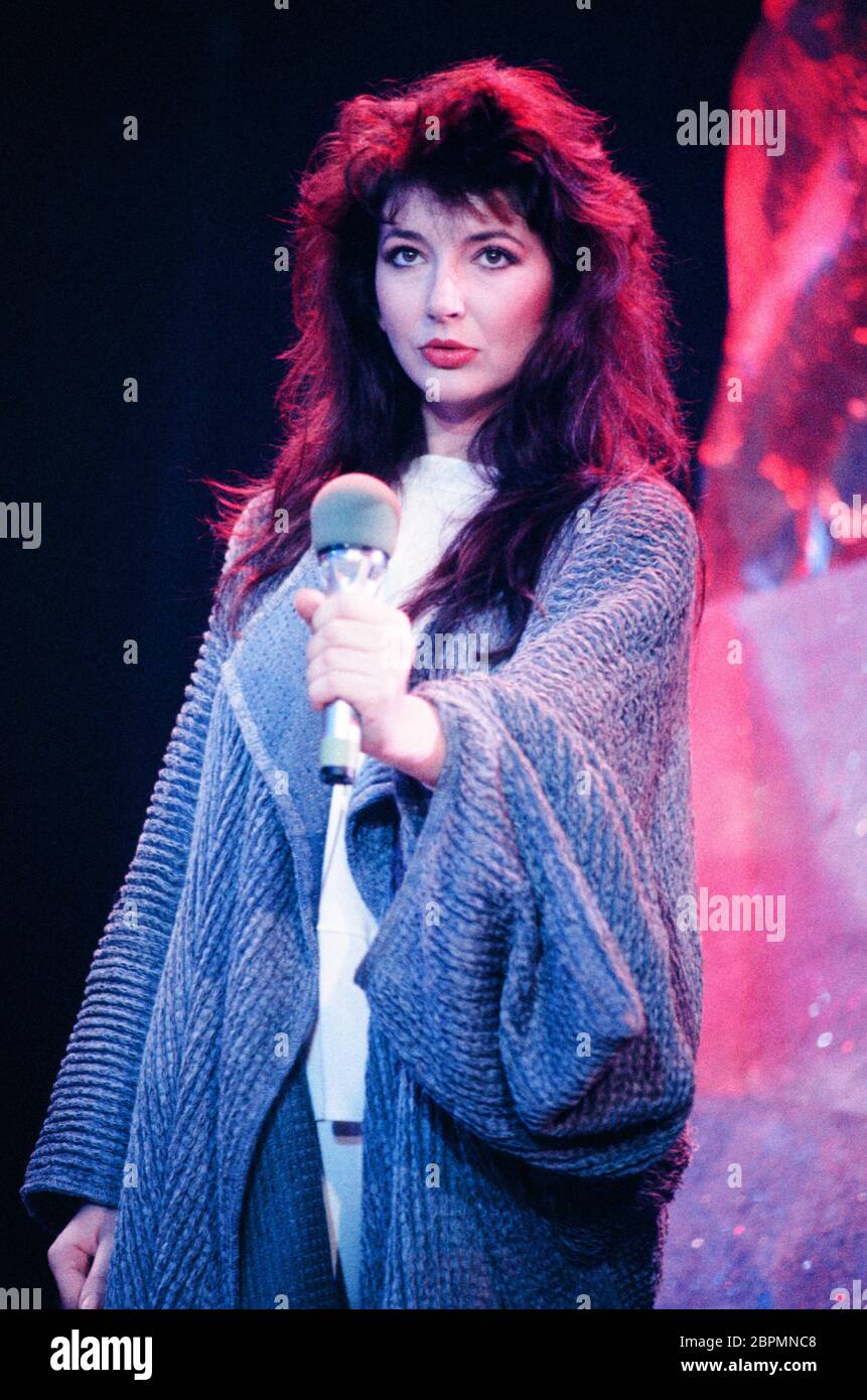 Kate Bush - Peter's Pop Show - 1985 - Kate Bush performt in der ZDF Sendung 'Peter's Pop Show' am 30.11.1985 Ihren Song 'Running up that Hill' Foto Stock