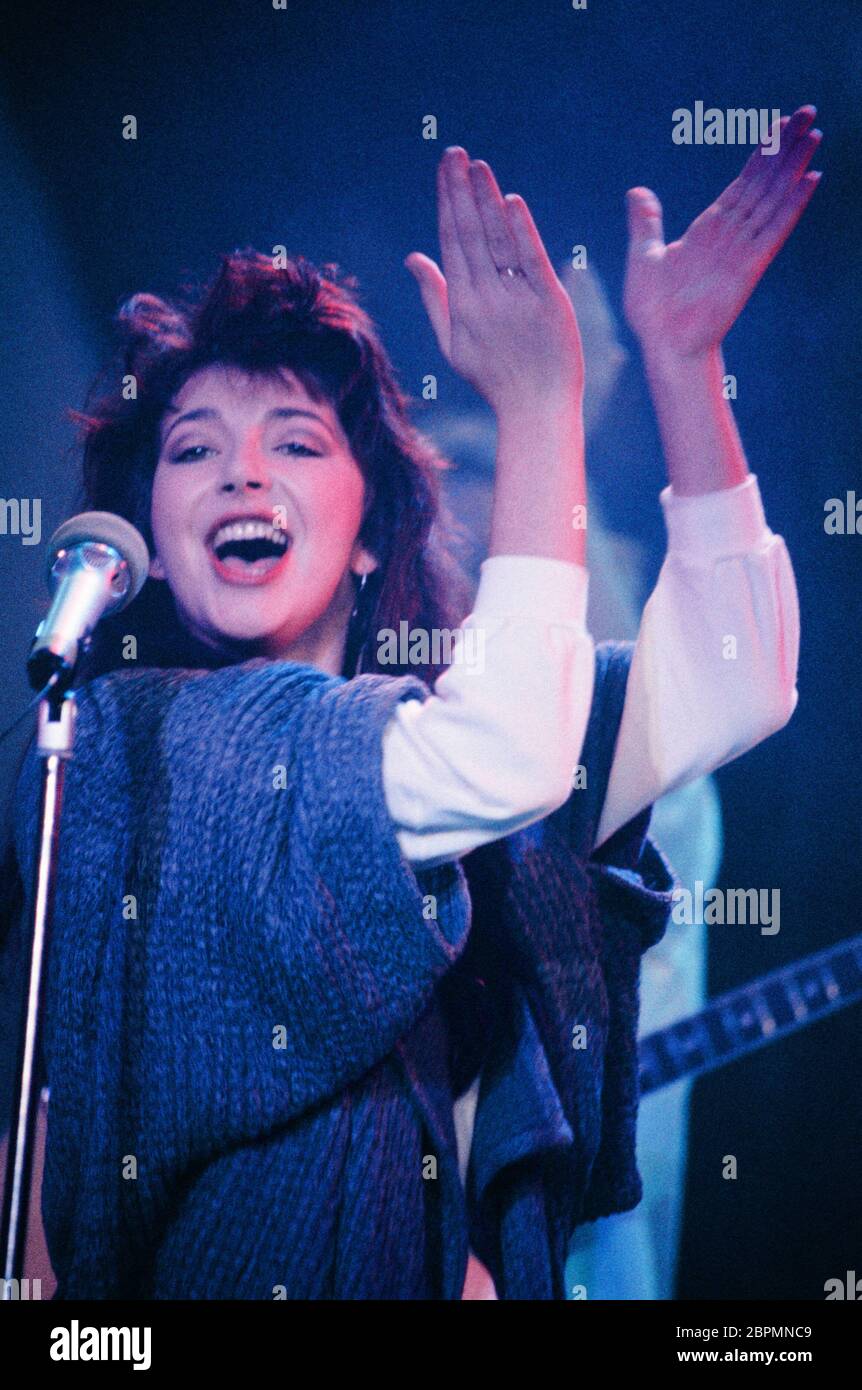 Kate Bush - Peter's Pop Show - 1985 - Kate Bush performt in der ZDF Sendung 'Peter's Pop Show' am 30.11.1985 Ihren Song 'Running up that Hill' Foto Stock