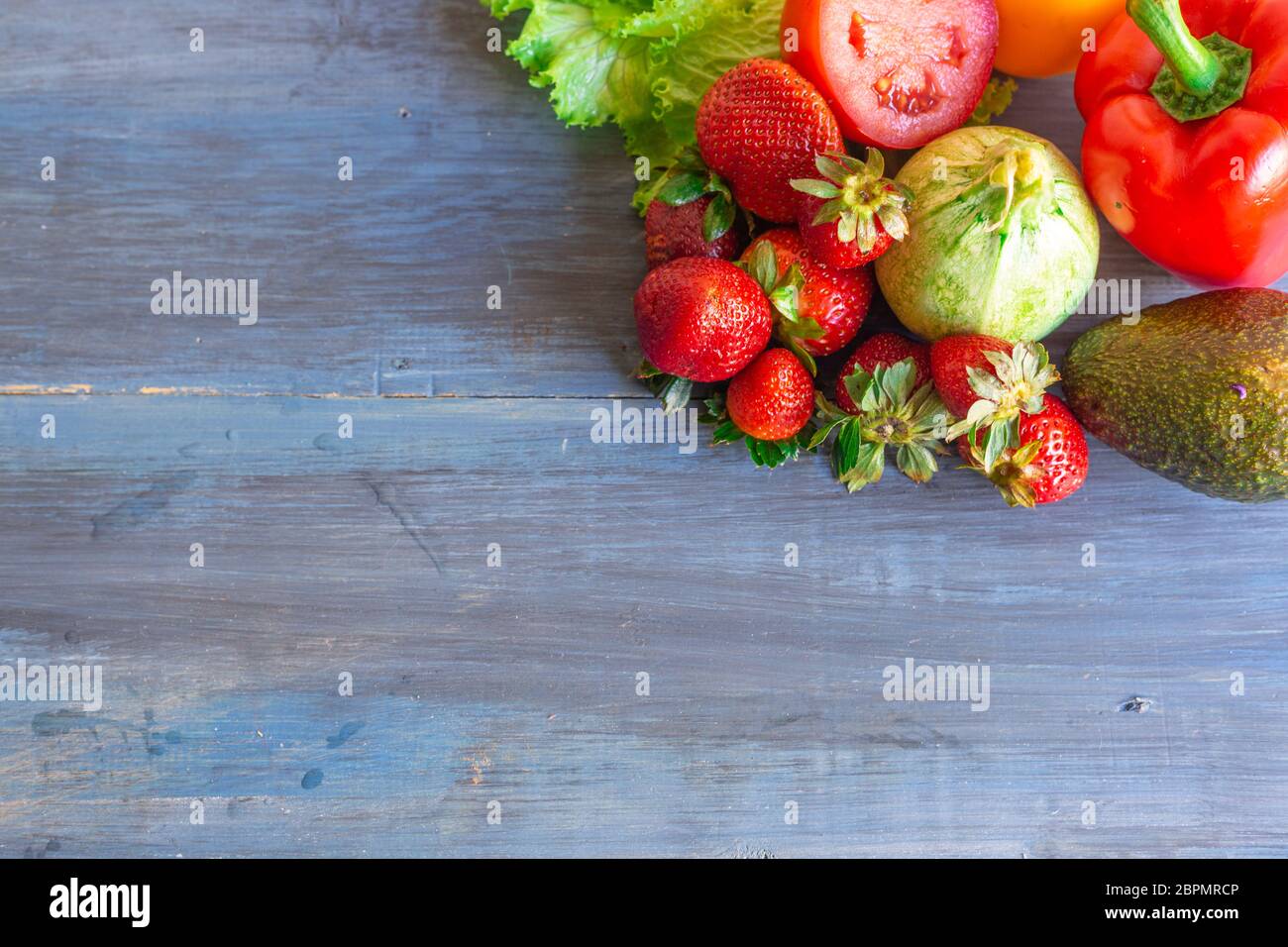 Insalata verde con pomodoro dolce, colori brillanti per persone in forma e che mangiano nutriente Foto Stock