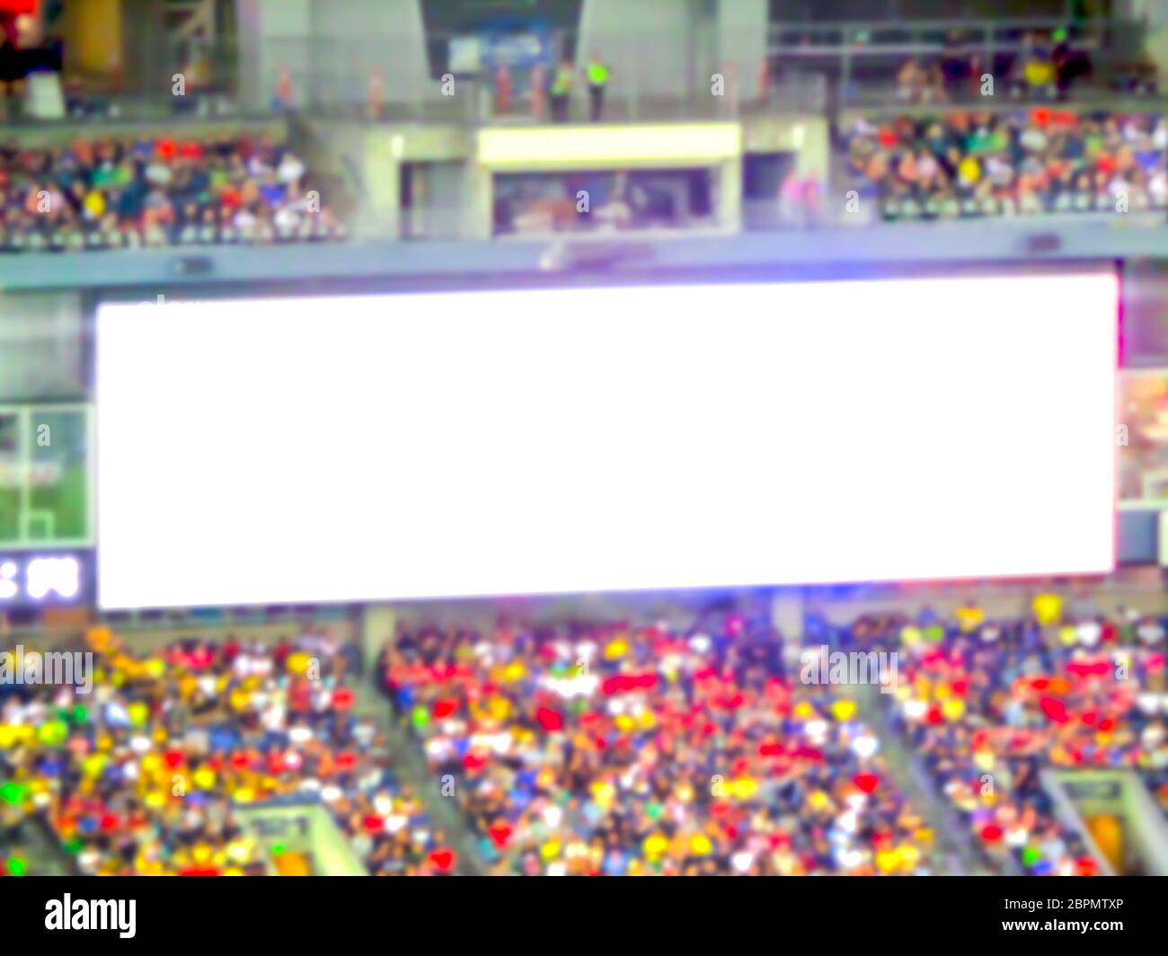 scena di grande cartellone a led bianco con molti tifosi nel grande stadio. -immagine sfocata.. Foto Stock