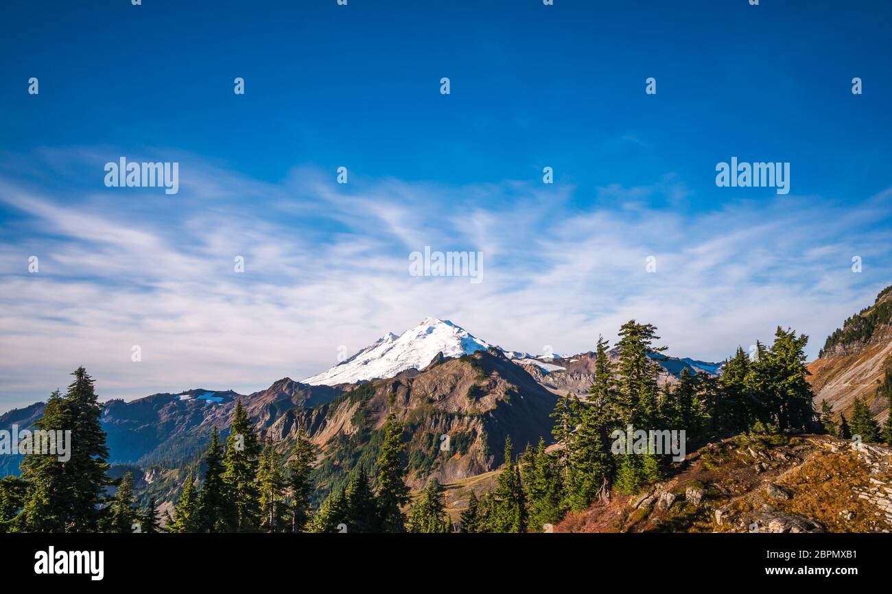 Scena di mt baker da zona escursionistica Artist Point, vista panoramica sul Monte Baker Snoqualmie National Forest Park, Washington, USA. Foto Stock