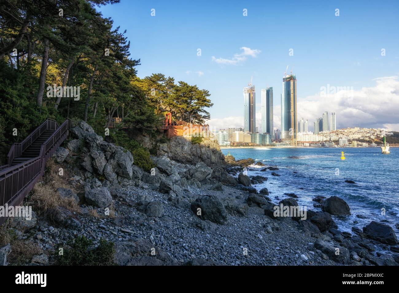 un piccolo passaggio pedonale lungo la costa dell'isola di dongbaekseom. L'isola è un famoso punto di riferimento a Busan, vicino alla spiaggia di Haeundae. Busan, Corea del Sud Foto Stock