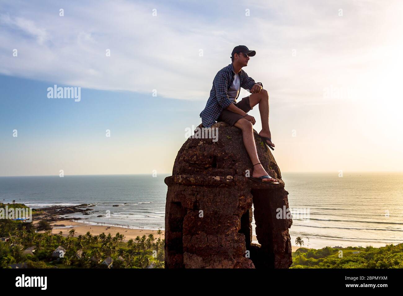Un viaggiatore da Delhi godendo della vista naturale stupefacente dal forte di Chapora situato nella parte nord di Goa, Goa India. Vagator Beach è una delle più belle. Foto Stock