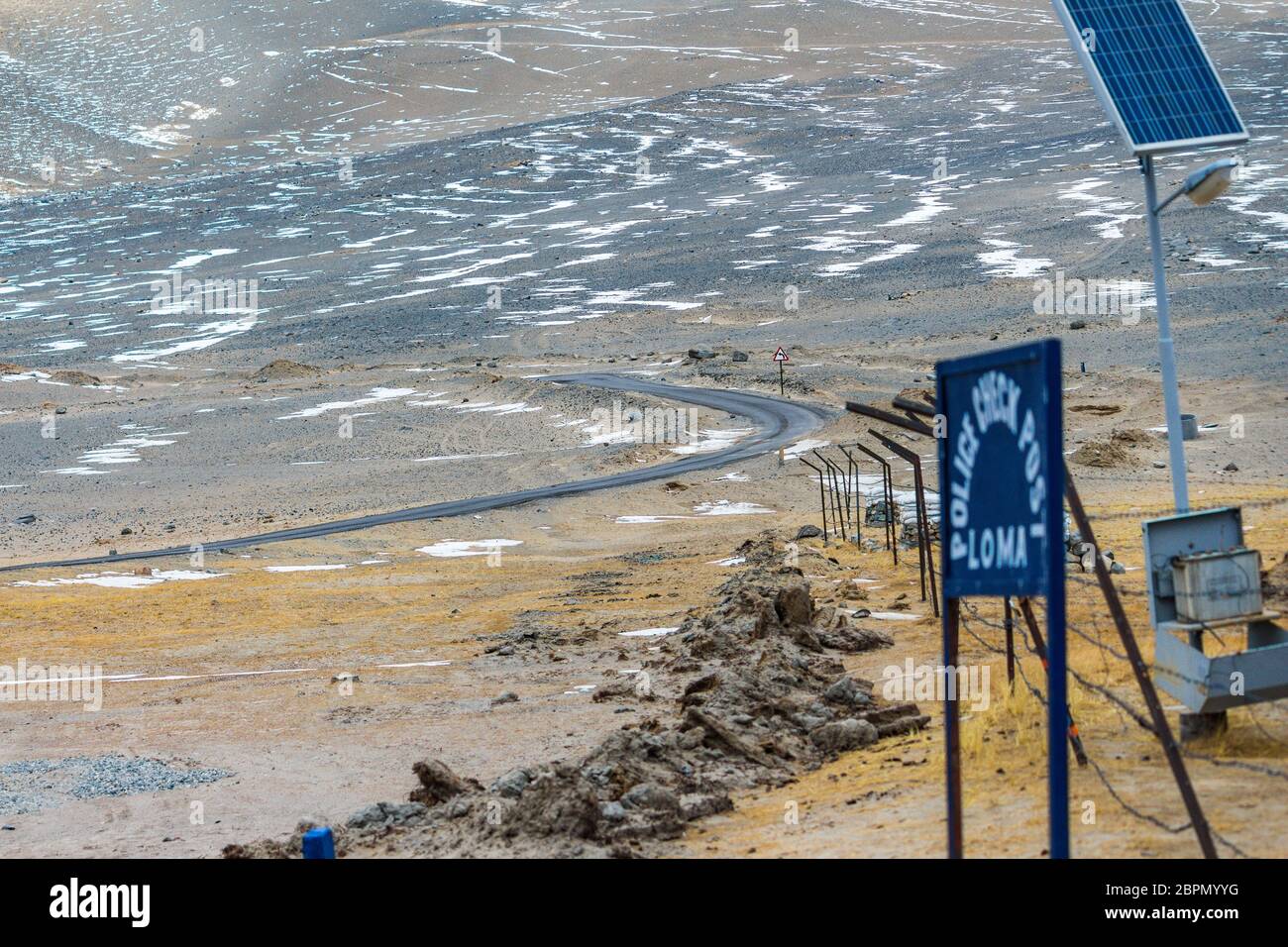 Road to Heaven in Ladakh situato a Jammu & Kashmir, India. Viaggiare sulle strade di Ladakh è un modo troppo divertente e avventuroso. Montagne di neve in Ladakh. Foto Stock