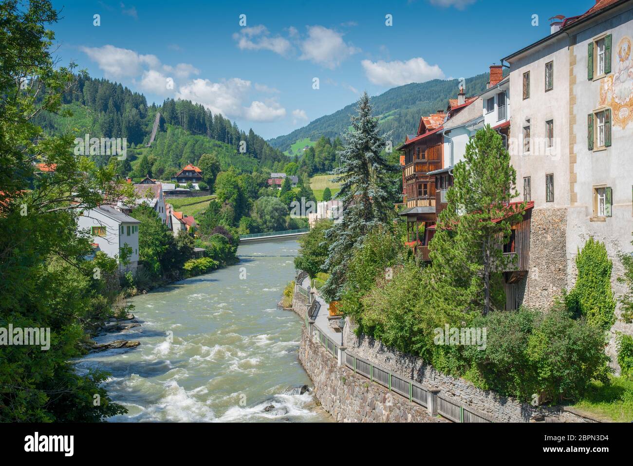 Paesaggio Riverside a Murau. Murau è una città storica dell'alta Stiria, nella valle del Mur in Austria. Foto Stock