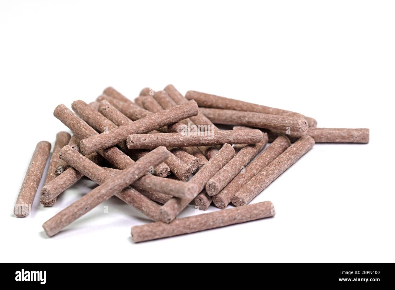 I bastoncini di fertilizzante sono isolati su sfondo bianco Foto Stock