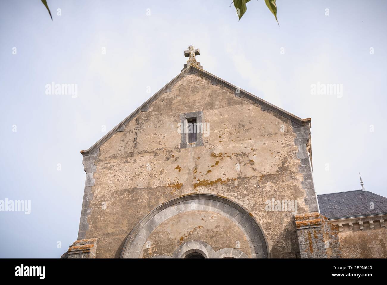 Port Joinville, Francia - 16 Settembre 2018: dettagli architettonici della chiesa Saint-Amand sull'isola di Yeu su un giorno di estate Foto Stock