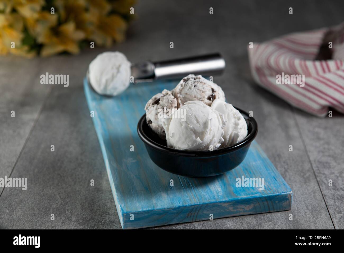 Latticini e gelati stracciatella in ciotola da dessert nera Foto Stock