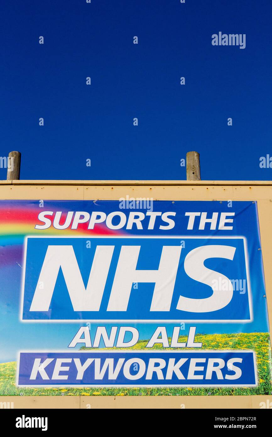 NHS coronavirus pandemico influenza epidemia malattia morte disastro crisi covid-19; Rainbow segno di supporto a Southport, Regno Unito Foto Stock