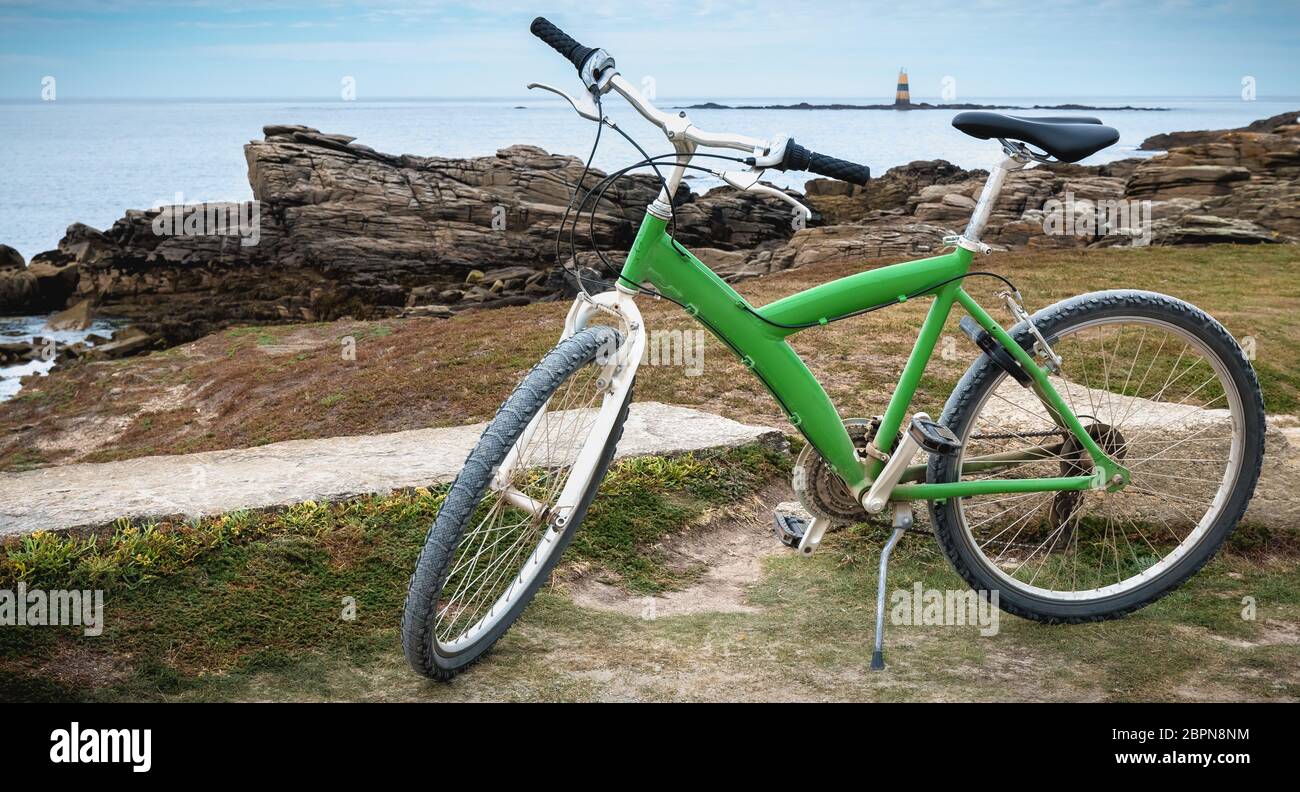 Verde bici parcheggiata vicino a Pointe du ma sulla costa selvaggia sull isola di Yeu, Francia Foto Stock