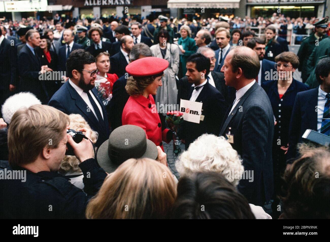Besuch von Prinz Charles und Prinzessin Diana in Bonn - Prinzessin Diana auf dem Marktplatz in Bonn mit 8.000 begeisterten Zuschauern und dem Oberbürgermeister Hans Daniels. Foto Stock
