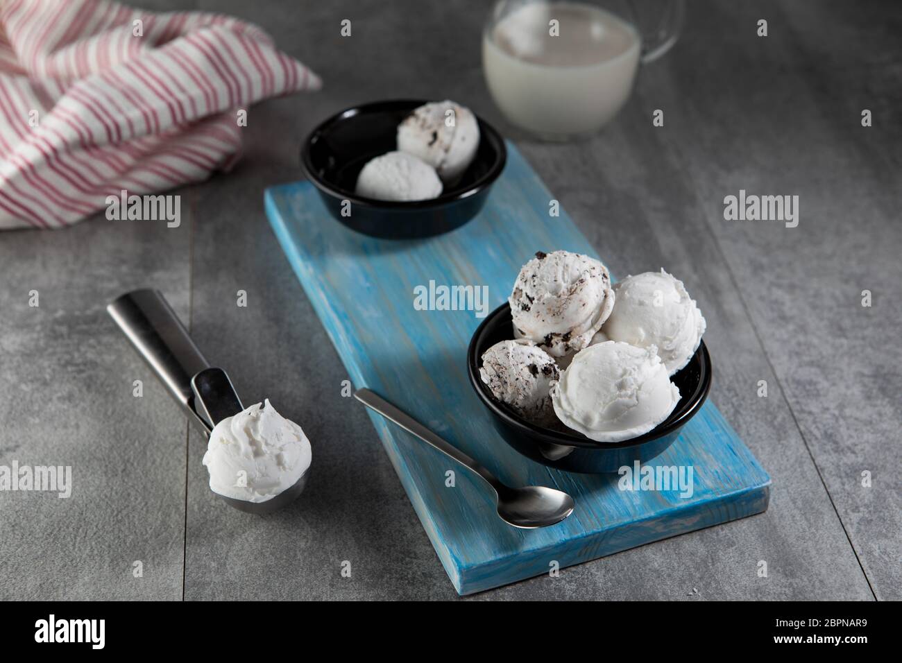 Latticini e gelati stracciatella in ciotola da dessert nera Foto Stock