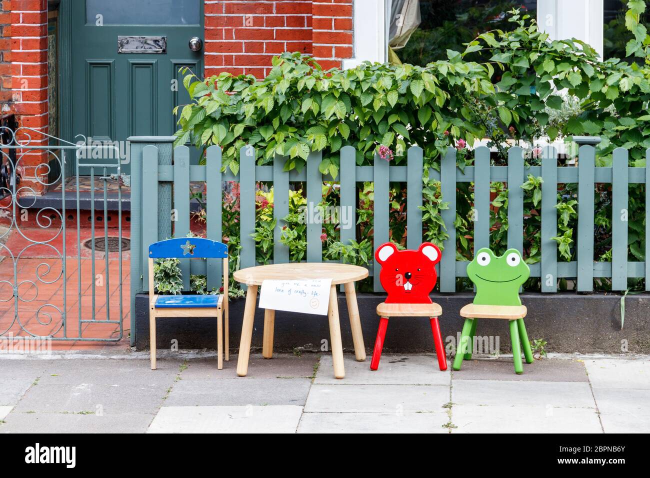 Tavolo e sedie per bambini lasciati fuori da una casa residenziale, gratuito per chiunque ne abbia bisogno, Londra del Nord, Regno Unito Foto Stock