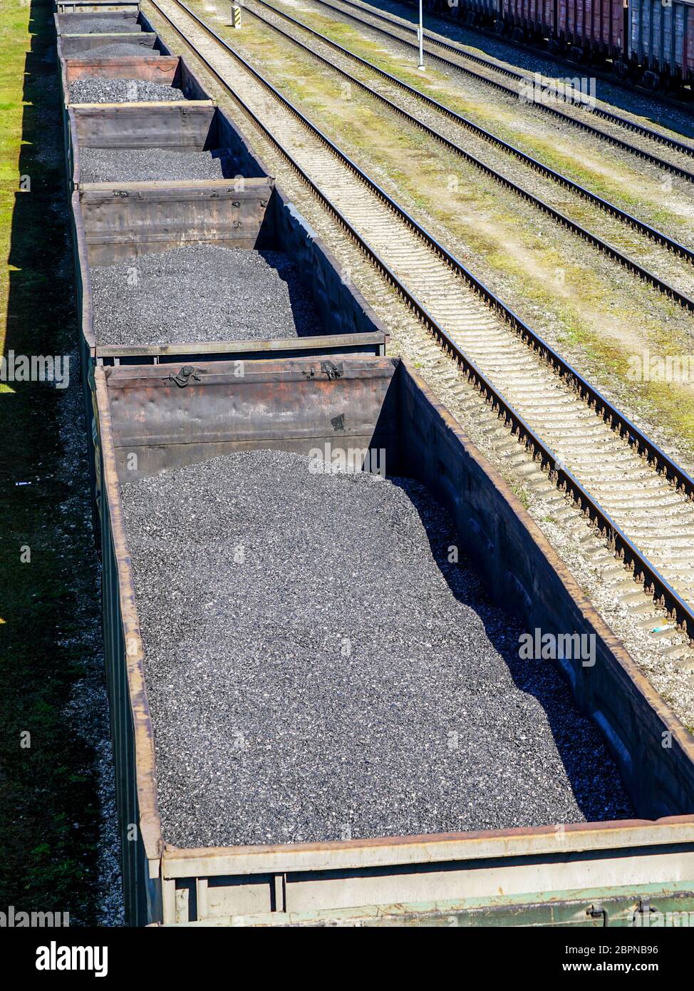 vista dall'alto dei carri ferroviari a carbone Foto Stock