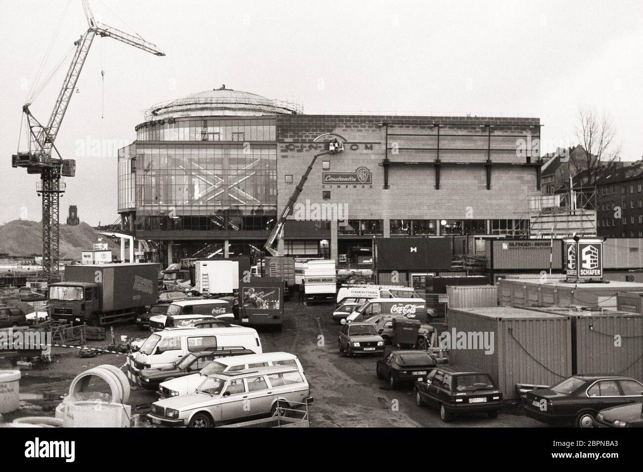 Cinedom Köln - in Anwesenheit des Investors und Filmmanagers Bernd Eichinger und des kanadischen Architekten Eberhard H. Zehidler wird das Gebäude übergeben. Im künftigen Media-Park schaltete der erfolgreiche Filmproduzent 3200 glitzernde Glasfaserdioden an, die in der Kuppel einer 30 Meter hohen Rotunde einen Sternenhimmel vortäuschen und damit eine neue Hochburg großstädtischer Kino-Architektur krönen - der Cinedom eine 100 Millionen Mark Besure und Platuz 13 Vorführsälen für 3200. Foto Stock