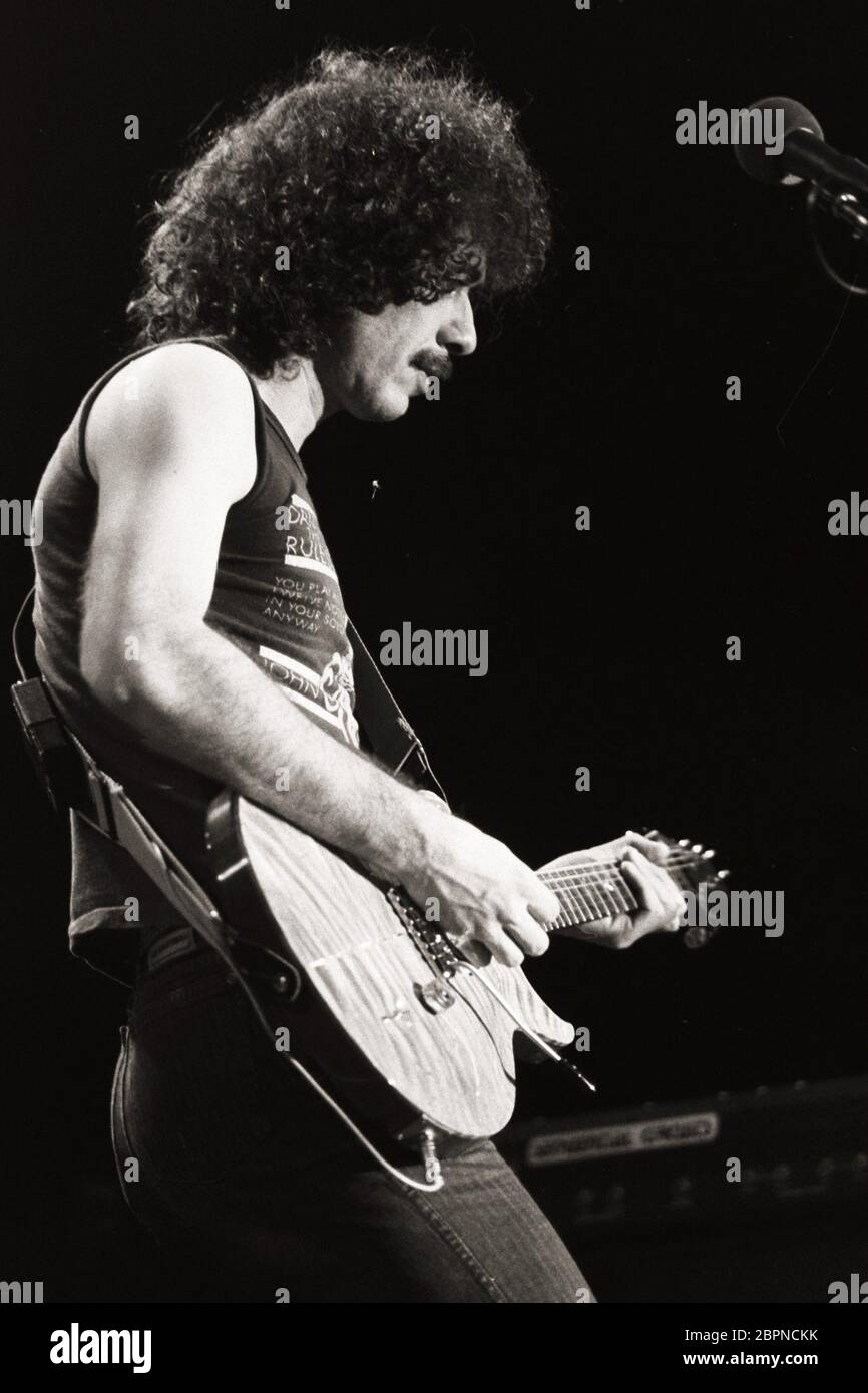 Carlos Santana Konzert - Der US-amerikanische Musiker und Gitarrist Carlos Santana bei einem Konzert Foto Stock
