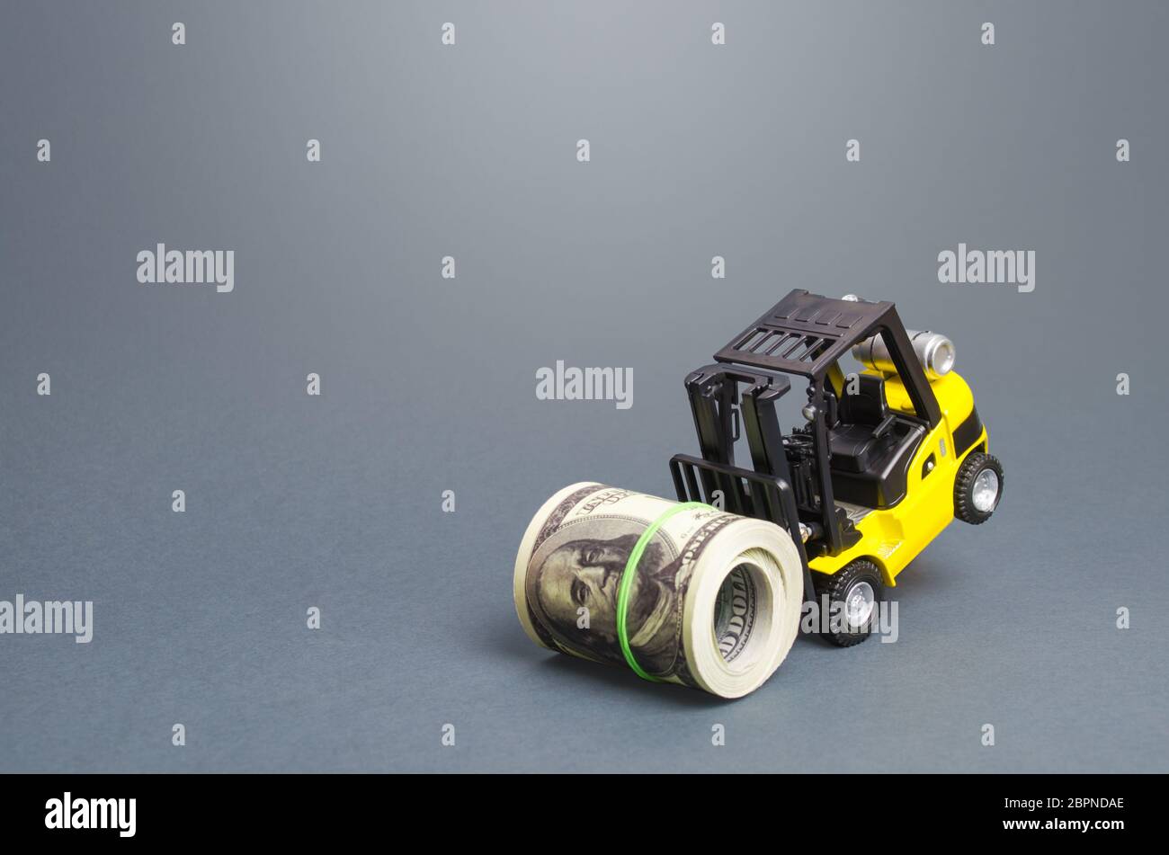 Un carrello elevatore a forche non può sollevare un rotolo di dollari. Maggiore assistenza finanziaria, sostegno alle imprese e alle persone. Denaro per elicotteri, sussidi e soft Foto Stock