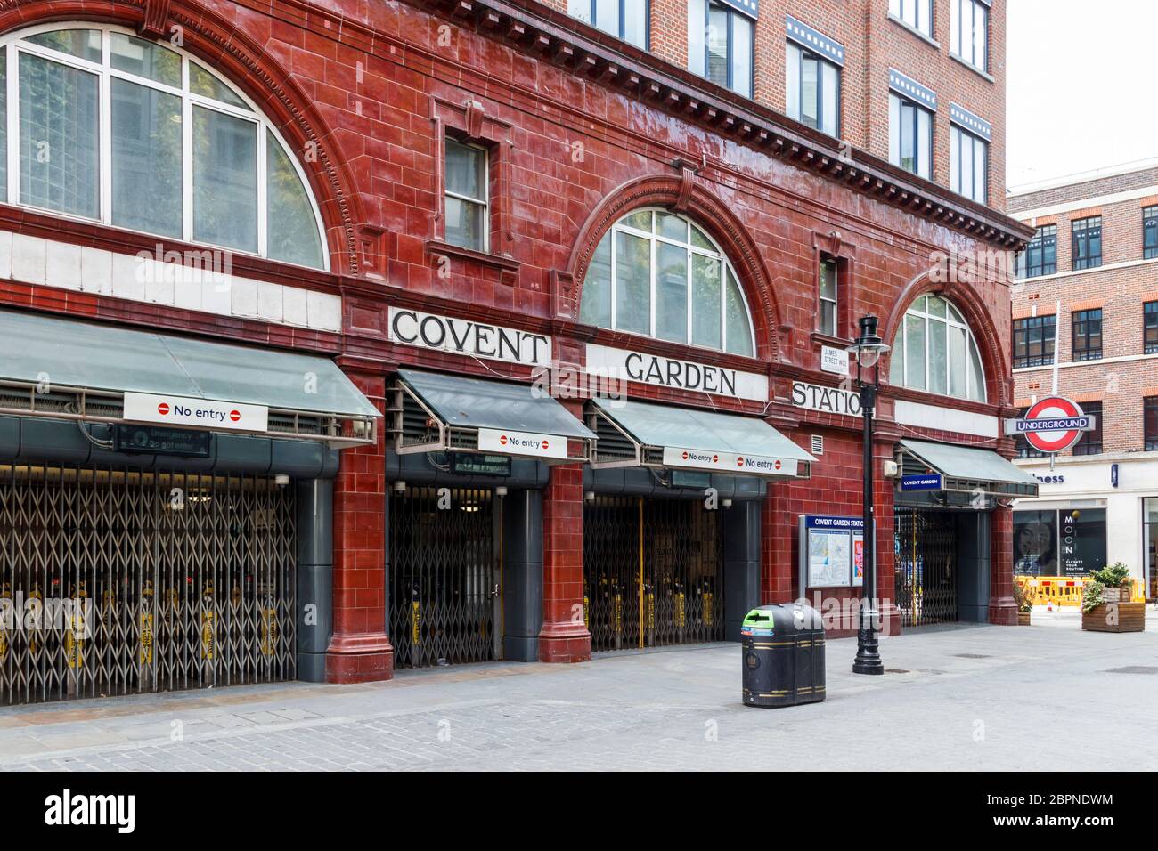 La stazione della metropolitana di Covent Garden, normalmente occupata, è chiusa durante il blocco della pandemia di coronavirus, Londra, Regno Unito Foto Stock
