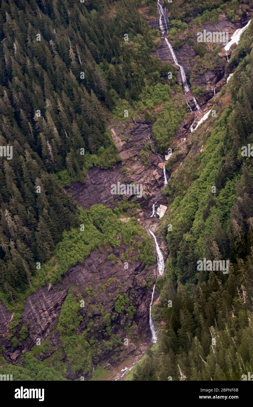 Lunga serie di cascate in tarda primavera, catena montuosa di Kitimat della costa, British Columbia. Foto Stock