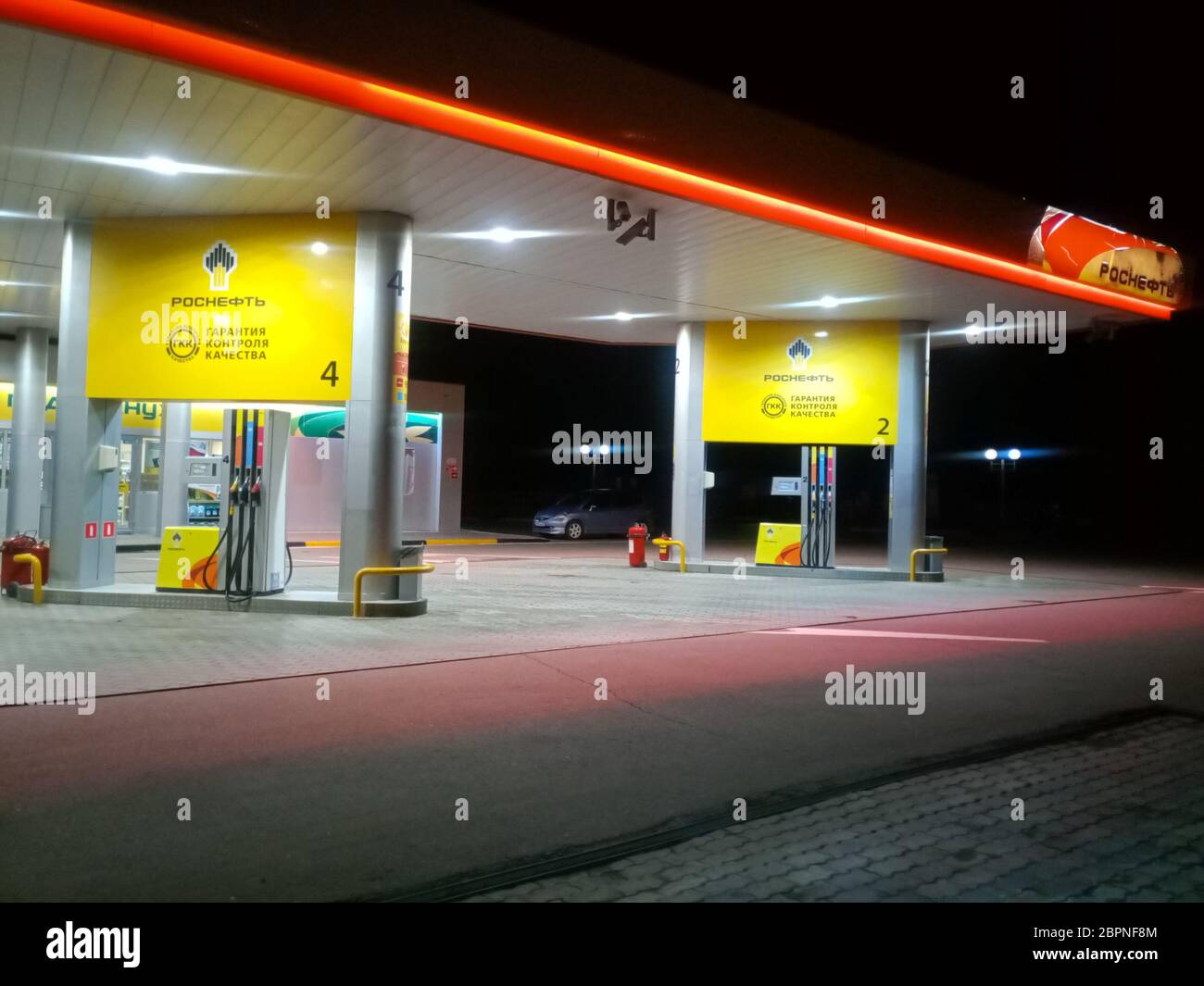 Krasnodar, Russia - 12 giugno 2019: Stazione di servizio della società Rosneft. Foto Stock