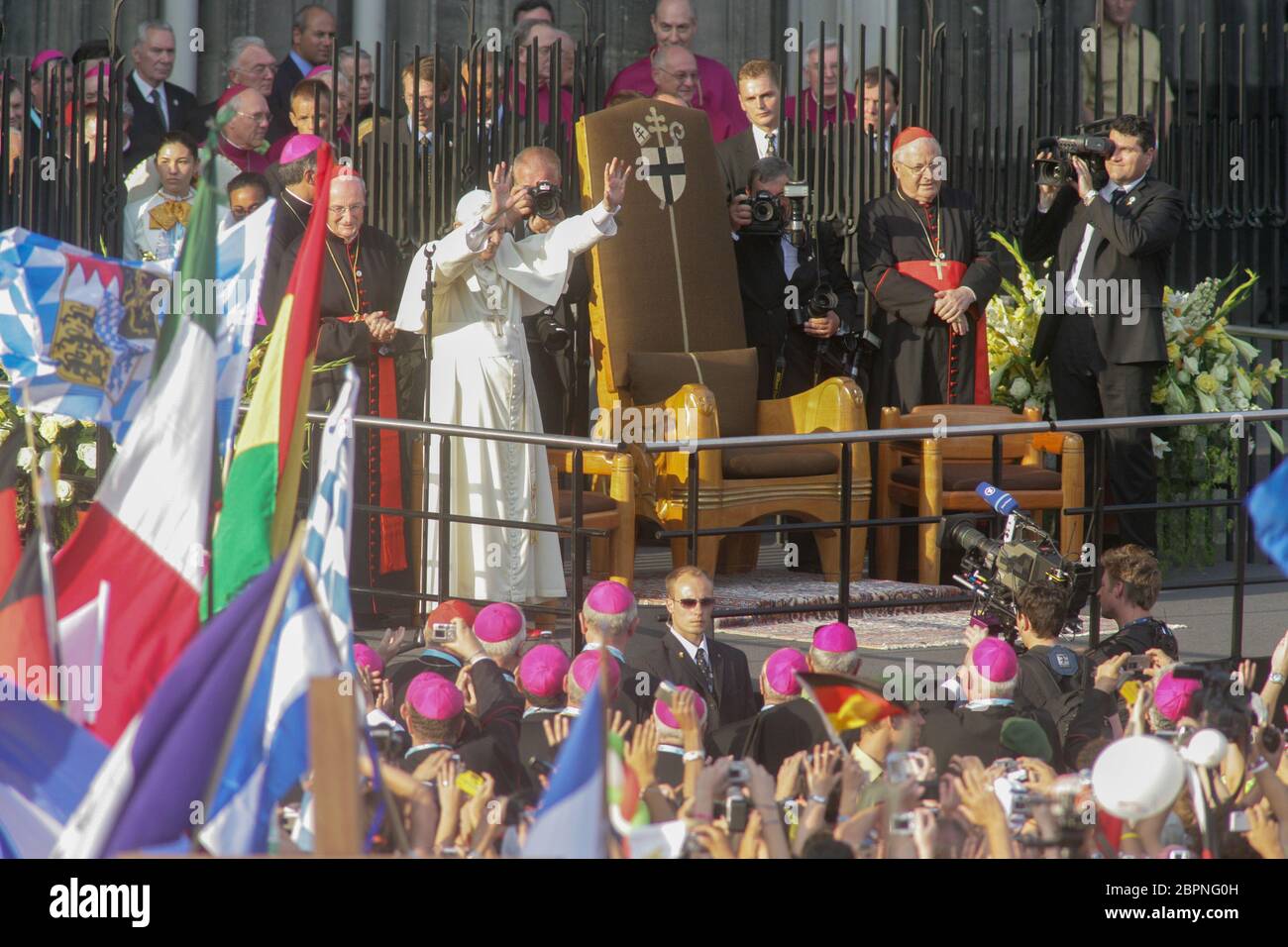 Der XX. Köln 2005 - Papst Benedikt XVI. Besucht zusammen mit dem Erzbischof von Köln Kardinal Joachim Meisner als Pilger den Kölner Dom und ehrt dort die Reliquien der Heiligen Drei Könige. Foto Stock