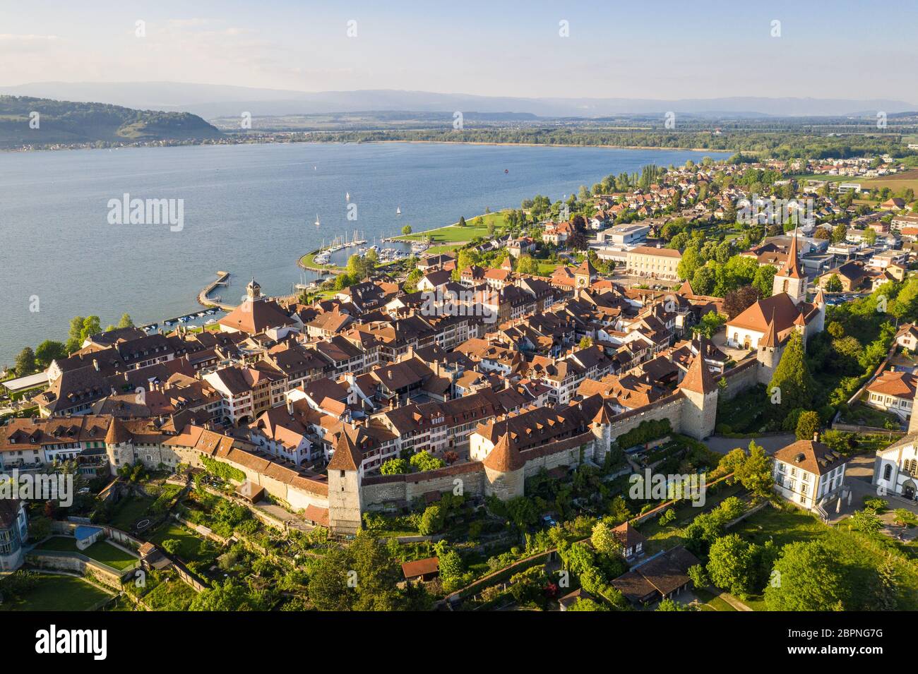 Vista aerea del famoso Morat medievale, o Murten in tedesco, città vecchia sul lago Morat nel cantone Friburgo in Svizzera Foto Stock