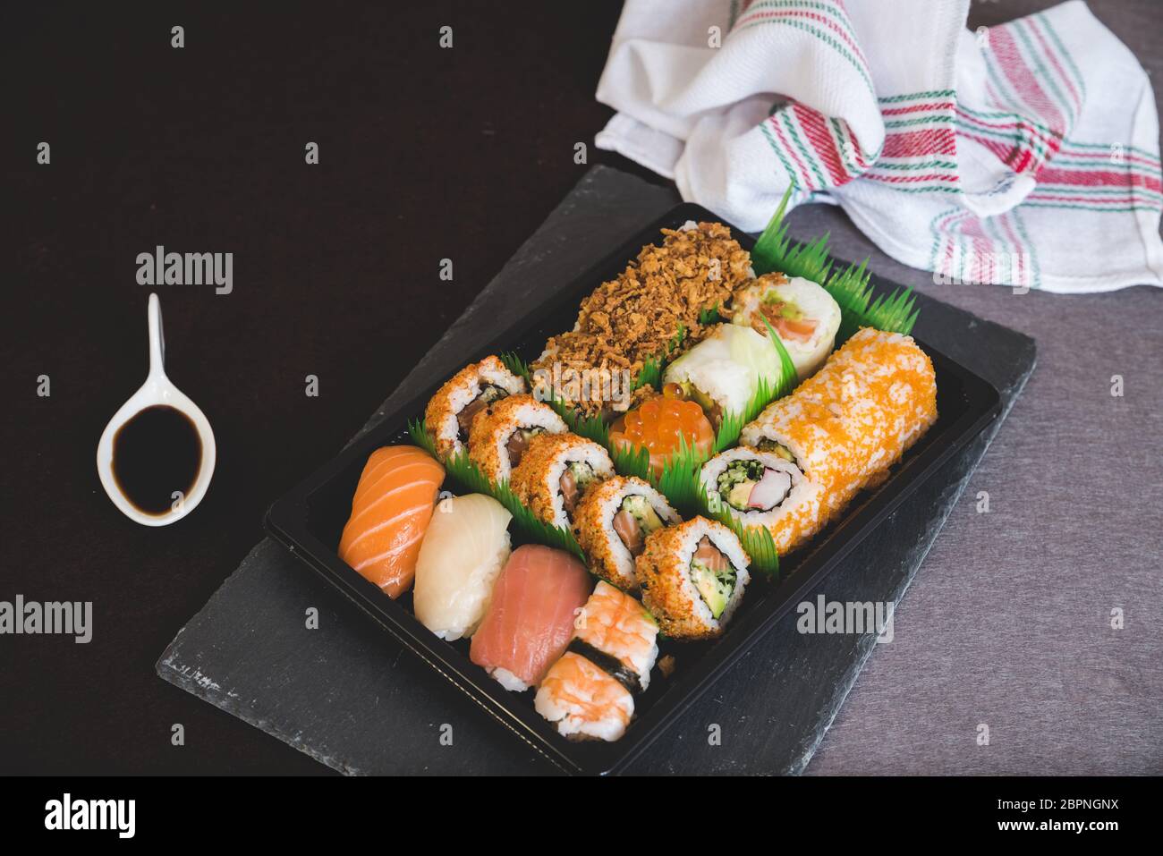 Materie di salmone fresco rotolo di sushi maki - il cibo giapponese Foto Stock