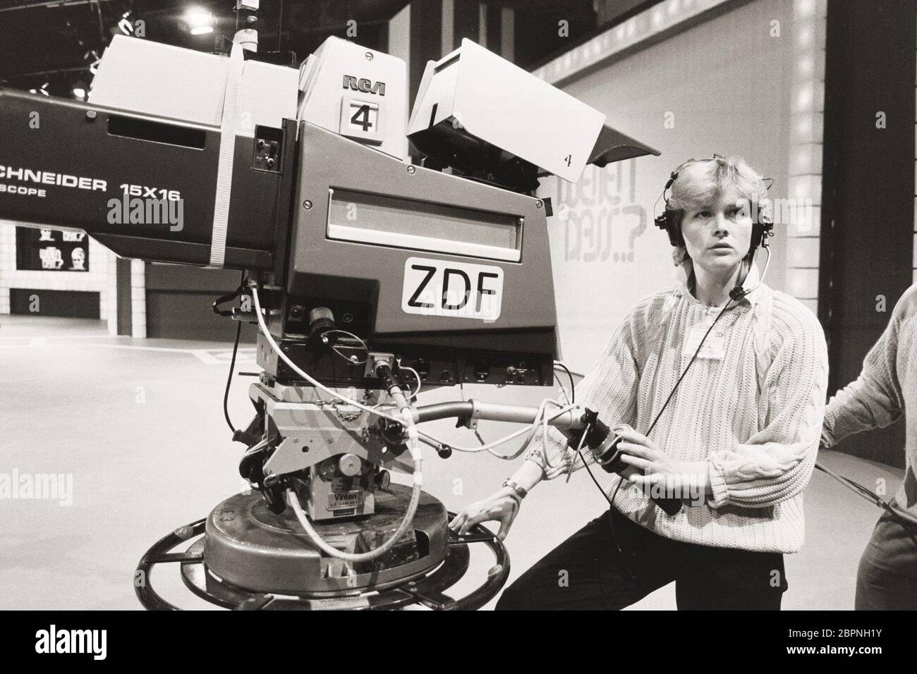 Spettacolo TV 'Wetten, dass..?' Ausgabe 26 vom 09.02.1985 - ZDF Kamerafrau Foto Stock